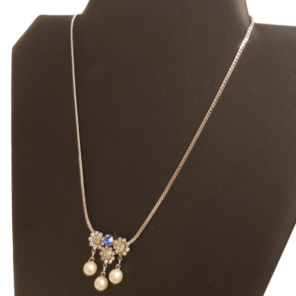 SILVERTONED CHAIN NECKLACE WITH AUSTRIAN CRYSTAL FLOWER & FAUX PEARL PENDANT - Picture 2 of 5